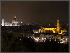 Der Dom und Santa Cruce in Florenz am Abend