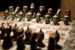 Griechen gegen Perser / Bronze Schach von Wolfgang Friedrich,Rostock